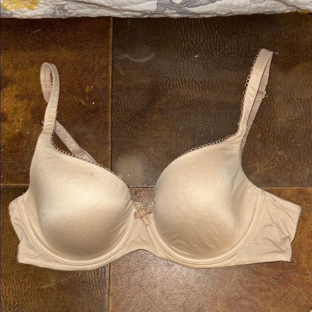 Victoria's Secret Cream Molded Cup Bra with Adjustable Straps